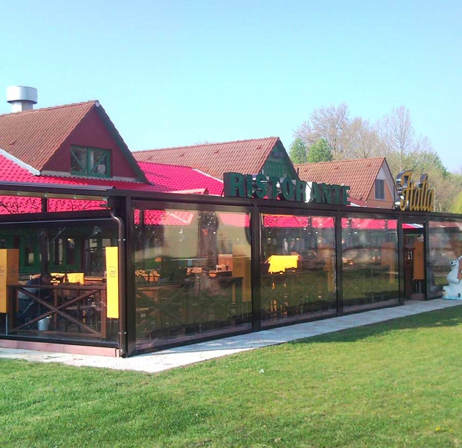 stores transparents  à l'extérieur d'un restaurant